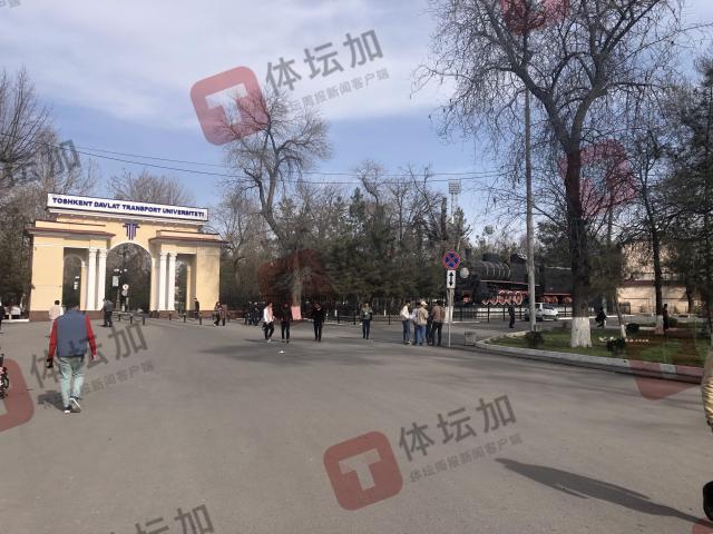2-塔什干交通大学门口有标志性的火车头模型.jpg